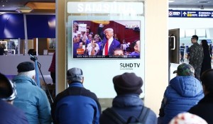 Ciudadanos-observan-mitin-Trump-calle_970412968_4413342_1020x574