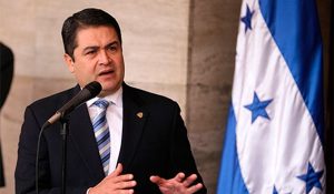 JUAN-ORLANDO-JUNTO-A-BANDERA1