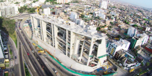 El Edificio De La Universidad De Ingenieria Y Tecnologia Utec En