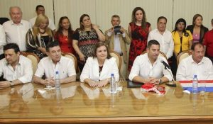 el-imputado-senador-colorado-victor-bogado-1-de-la-izq-lilian-samaniego-pedro-alliana-afara-y-la-madrina-cristina-villalba-forman_890_573_1450430
