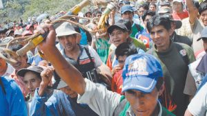 Protesta-Cocaleros-bloqueo-Yungas-octubre_LRZIMA20101105_0003_3