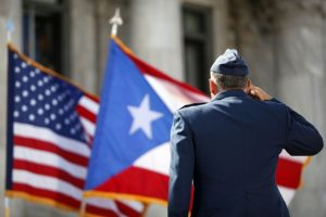 Un-miembro-de-la-Guardia-de-Honor-del-Ejército-de-EE.UU_.-rinde-homenaje-a-las-banderas-de-Puerto-Rico-y-Estados-Unidos-580x386
