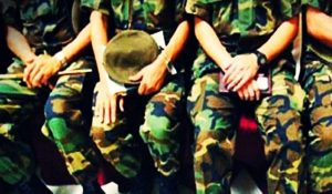militares-sentados-990x460