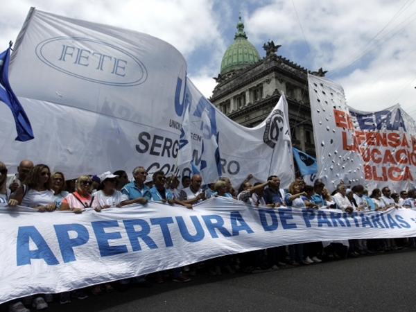 Argentina miles de docentes de todo el país culminan Marcha Federal