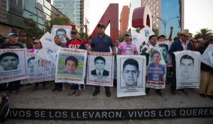 Marchan Padres de Ayotzinapa a 28 meses de desaparición