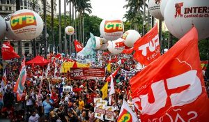 Manifestantes-bloquean-vías-de-Sao-Paulo-Brasil-contra-ajuste-de-Temer.-EFE