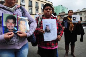 Colectivos de Familiares de personas desaparecidas se manifestaron en la Comision Ejecutiva para la Atencion Integral a Victimas del Delito.