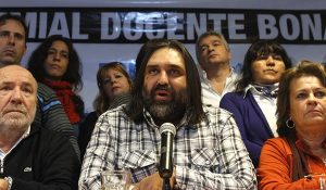 el-titular-de-suteba-roberto-baradel-al-frente-del-anuncio-0520-g1