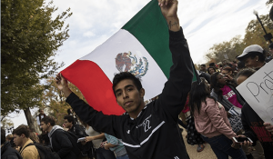 estudiante-mexicano-durante-protesta-antitrump-en-washington-ap