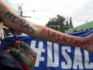 una_mujer_camina_hacia_el_palacio_nacional_en_la_ciudad_de_guatemala_hoyx_sxbado_11_de_marzo_de_2017x_en_protesta_por_la_muerte_de_nixas_en_un_refugio_del_estado_-_efe.jpg_1718483347