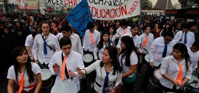 Estudiantes-marchan-reforma-educativa-profunda_4797805