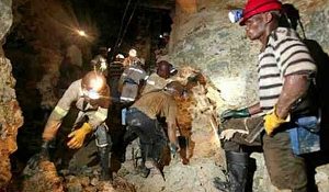 Trabajadores-de-una-trasnacional-minera-en-plena-faena.-Redes-Nicaragua-660x330