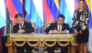 los-presidentes-juan-manuel-santos-izq-y-horacio-cartes-en-el-momento-de-firmar-cuatro-acuerdos-de-cooperacion-ayer-durante-un-acto-en-el-pa_890_573_1484835