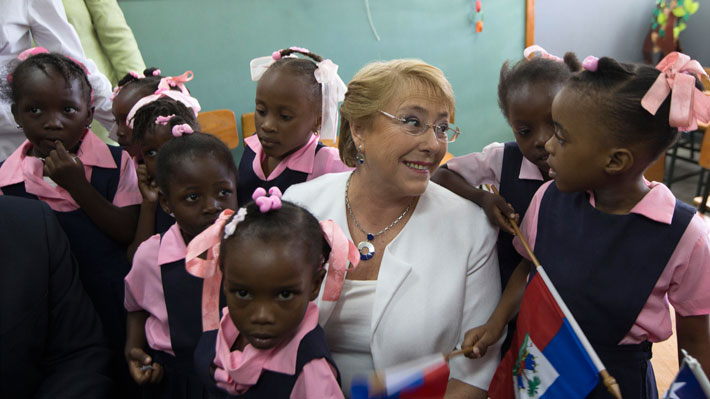 bachelet-con-ninas-haitianas.jpg