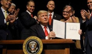 donald-trump-firma-cambio-politica-hacia-cuba-580x305