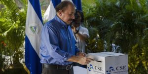 El-presidente-de-Nicaragua-Daniel-Ortega-deposita-su-voto.-EFE-660x330