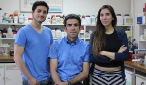 Investigadores-abejas-678x330