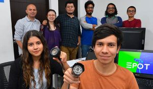 jovenes emprendedores en programa de computación.