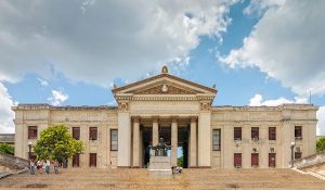 Front_view_of_Universidad_de_La_Habana-e1513189960556
