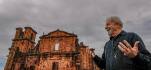 x75752560_Lula-visita-o-Sitio-Arqueologico-de-Sao-Miguel-Arcanjo-em-Sao-Miguel-das-Missoes-no-Rio.jpg.pagespeed.ic.NVBCH3JE0C