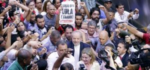 El-expresidente-brasileño-Luiz-Inácio-Lula-da-Silva-c-es-rodeado-por-seguidores.-EFE-660x330