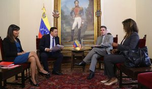 Samuel-Moncada-entrega-nota-de-protesta-a-EEUU