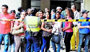Venezuelans-queue-at-the-Chilean-consulate-41412258