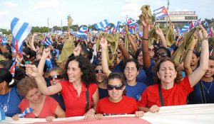 mujeres-cubanas-desfile-primero-mayo-cuba-180416