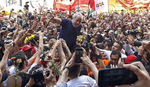 lula-carregado-afp