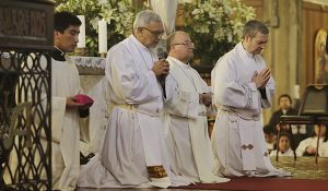 Charles Scicluna asisten a la Eucaristía Dominical en Osorno