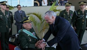 24ago2018---o-presidente-michel-temer-recebe-os-cumprimentos-do-comandante-do-exercito-general-de-exercito-eduardo-villas-boas-em-cerimonia-do-dia-do-soldado-1535119450539_956x500