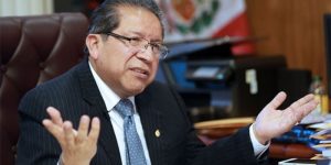 Cesar Hinostroza Perú