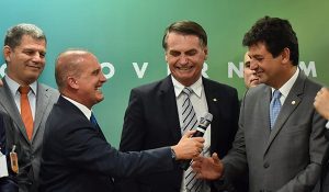 _104421633_mandetta-bolso2