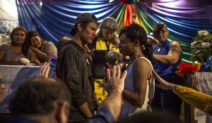 Maritza y Erck reciben las bendiciones de los presentes