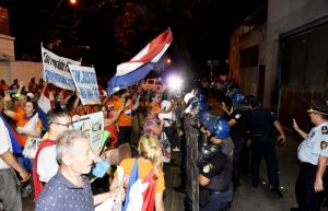 aspecto-de-la-protesta-llevada-a-cabo-anoche-frente-al-parlamento-por-pobladores-hartos-de-la-corrupcion-reclamaban-a-gritos-que-la-expulsio_890_573_1689645