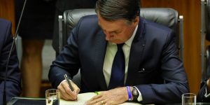 Bolsonaro Brasil firma decreto