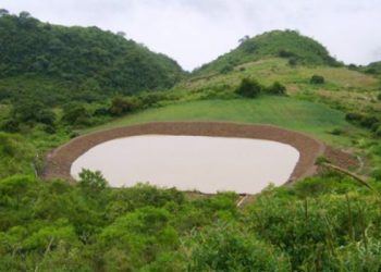 Leyenda/crédito foto: “Atajados”, o pequeñas lagunas artificiales, permiten a familias campesinas tener agua para sus cultivos en épocas de sequía. / www.riegobolivia.org