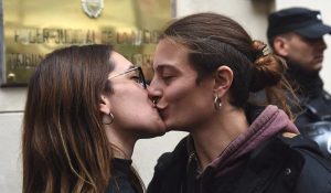 Mariana Gomez Argentina beso lgbti
