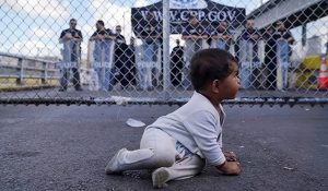 bebe-sienta-frente-funcionarios-proteccion_0_13_640_398
