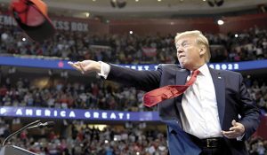 El republicano lanza una gorra en un mitin en Florida, ayer. Foto: AP El republicano lanza una gorra en un mitin en Florida, ayer. Foto: AP