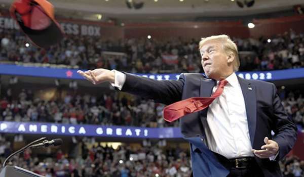 El republicano lanza una gorra en un mitin en Florida, ayer. Foto: AP