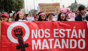 Decenas de miles de personas marchan en Perú contra la violencia a la mujer