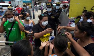 Rodrigo Abd-AP. Clientes en un mercado popular de Lima-Perú.