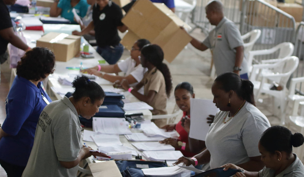 Elecciones en Surinam alianzas y conversaciones entre partidos