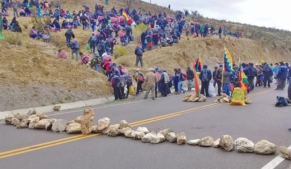 Bolivia: se multiplican los bloqueos en varias regiones para exigir elecciones y por falta de comida - NODAL