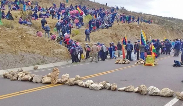 Bolivia: se multiplican los bloqueos en varias regiones para exigir  elecciones y por falta de comida - NODAL