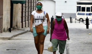 Mujeres portan mascarillas como medida de prevención contra la enfermedad causada por el nuevo coronavirus (COVID-19) mientras caminan en una calle de La Habana Vieja, en La Habana, capital de Cuba, el 6 de abril de 2020. (Xinhua/Joaquín Hernández) Mujeres portan mascarillas como medida de prevención contra la enfermedad causada por el nuevo coronavirus (COVID-19) mientras caminan en una calle de La Habana Vieja, en La Habana, capital de Cuba, el 6 de abril de 2020. (Xinhua/Joaquín Hernández).