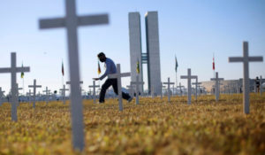 Brasil Cruces por los muertos de COVID