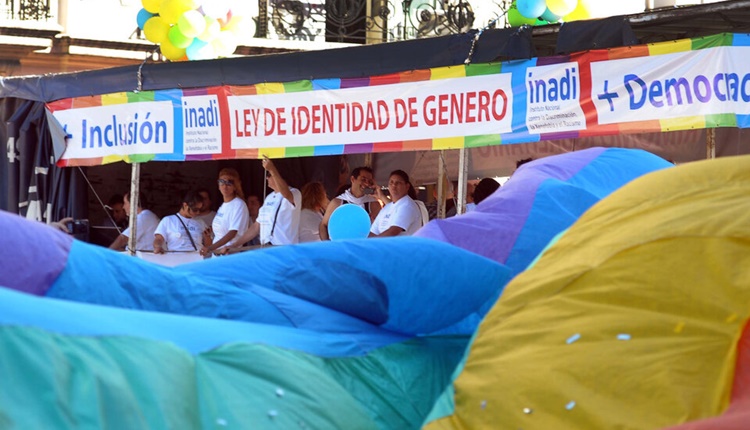 https://www.nodal.am/wp-content/uploads/2021/07/ley-de-identidad-de-genero-argentina.jpg