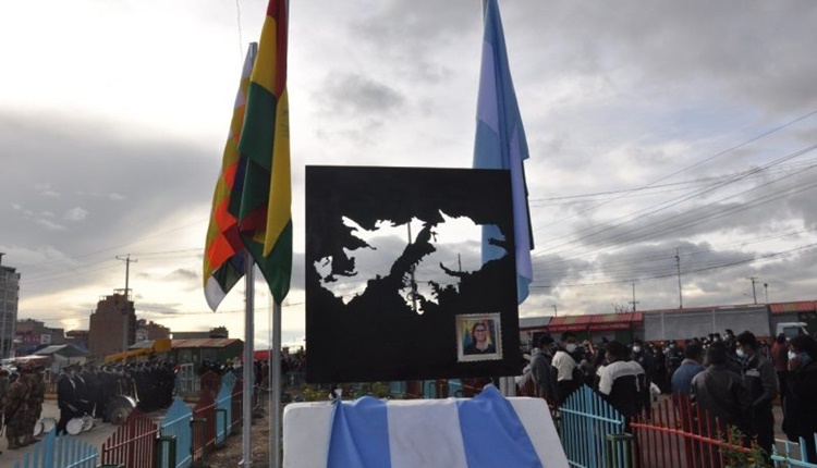 Inauguran la plaza Islas Malvinas Argentinas en El Alto de La Paz